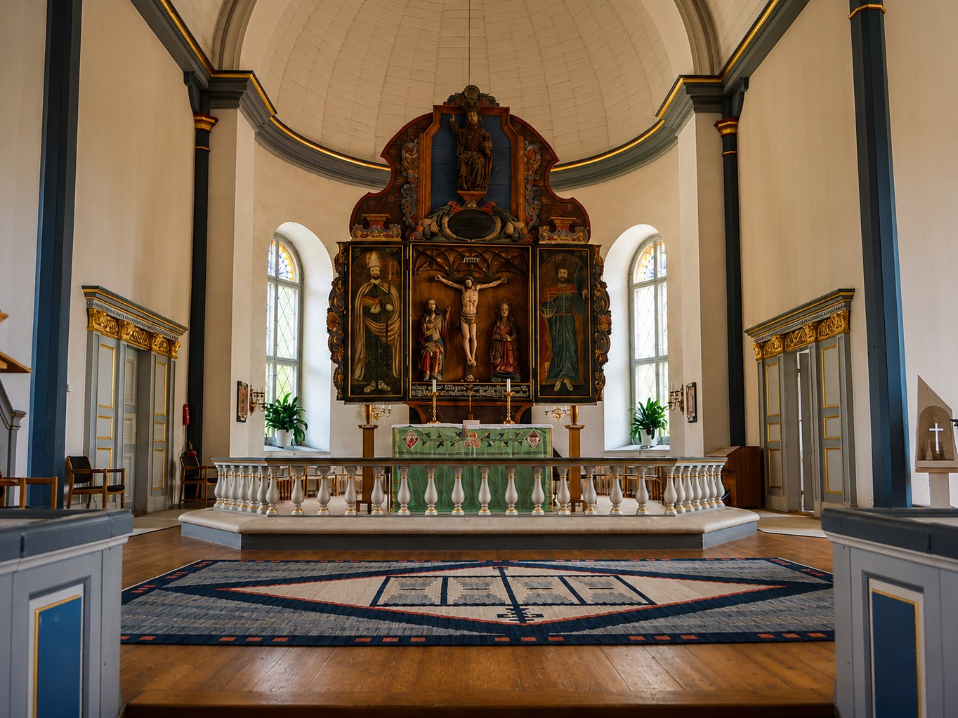 Koret i Västra Torsås kyrka med medeltida altarskåp, altarring och vävd matta. Foto: Kent Olsson.